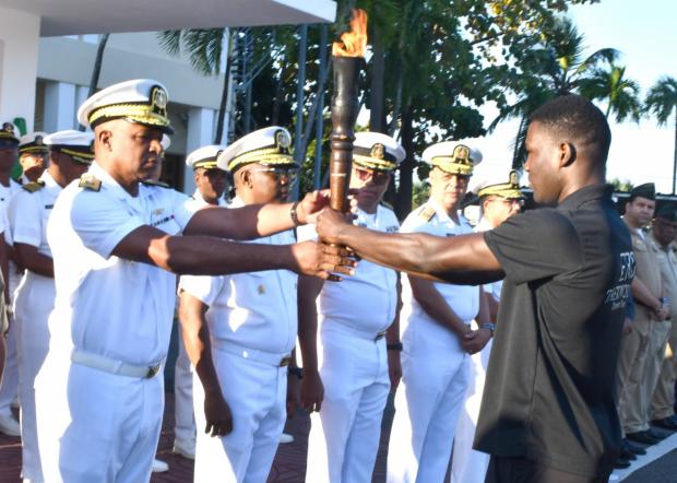 La Armada de República Dominicana recibe la Antorcha Olímpica en una emotiva ceremonia