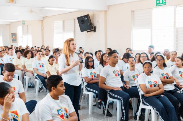 Carolina Mejía conversa con estudiantes de Capotillo sobre responsabilidad ciudadana