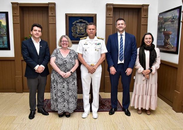 La embajadora del Reino Unido refuerza la cooperación marítima con la Armada Dominicana