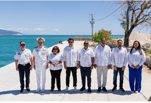 El ministro de Turismo, David Collado, dejó iniciados este miércoles los trabajos de construcción de la terminal de cruceros en el Puerto de Barahona.