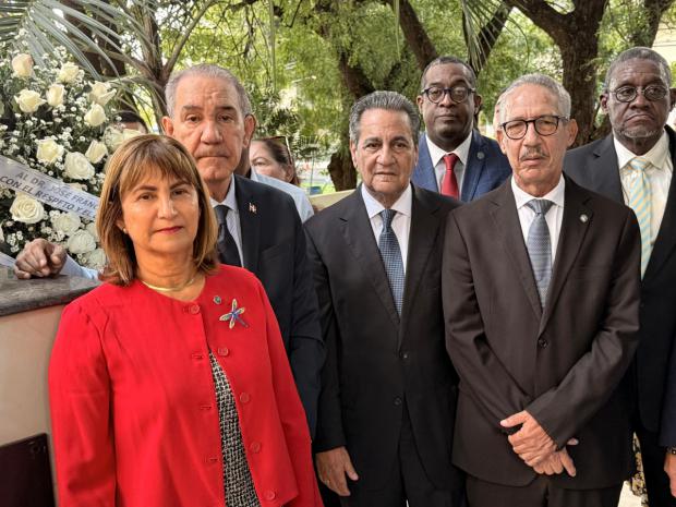 Organizaciones universitarias conmemoran y depositan ofrenda floral por su 88 aniversario del natalicio de Peña Gómez