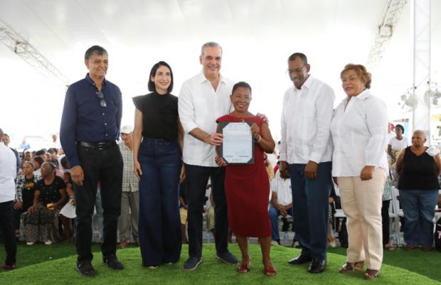 Presidente Abinader entrega 708 títulos de propiedad en Batey Palavé, que beneficiarán a 2,832 personas