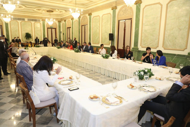 El primer mandatario compartió un ameno almuerzo con los reconocidos comunicadores en el Salón Verde del Palacio Nacional.