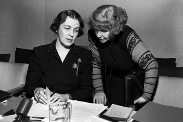 BODIL BEGTRUP de Dinamarca (a la izquierda), con Dorothy Kenyon, de los Estados Unidos de América, antes de la apertura del segundo período de sesiones de la Comisión de la Condición Jurídica y Social de la Mujer, en Lake Success (Nueva York), en enero de 1948. (Foto: ONU/Kari Berggrav)