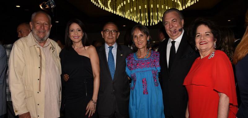 Freddy Ginebra, Gerty Valerio, de Claro; Carlos Tirado Zavala, su excelencia embajador de México; la esposa del diplomático, Maité Fernández; el ministro de Cultura, Eduardo Selman, y Gloria de Selman.