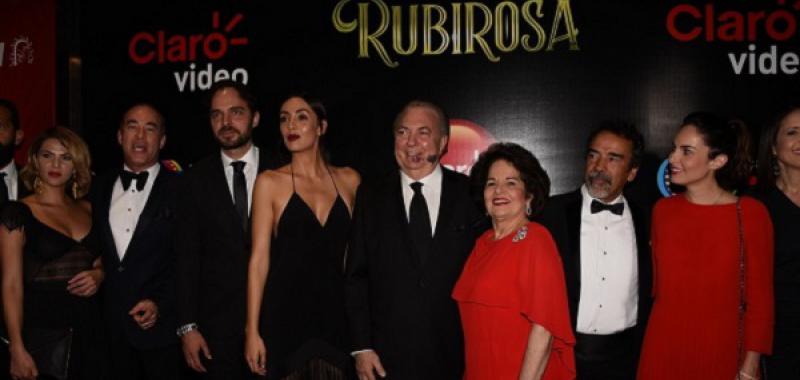 El ministro Eduardo Selman y su esposa junto al elenco de la película Rubirosa.